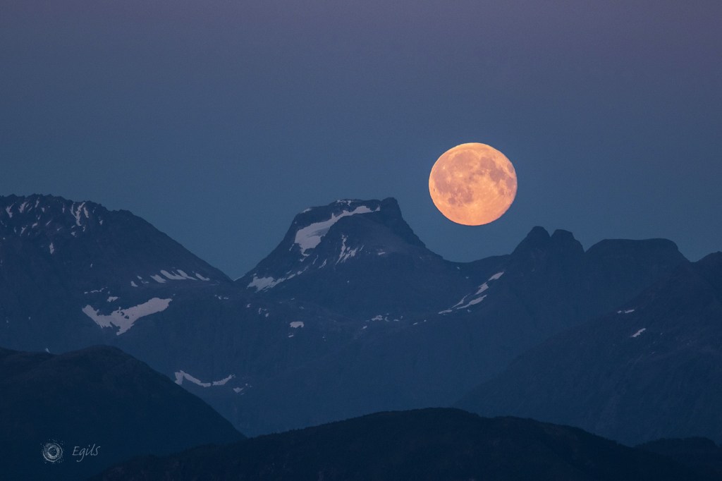 Fullmåne mellom Kalskråtind og Romsdalshorn i Rauma, Møre og Romsdal